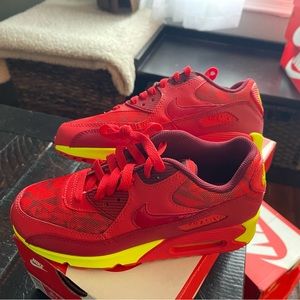 5Y/Women’s 6.5 Nike Air Max 90’s Sneakers